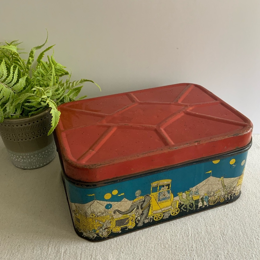 Vintage Tin Box w/Hinge Top